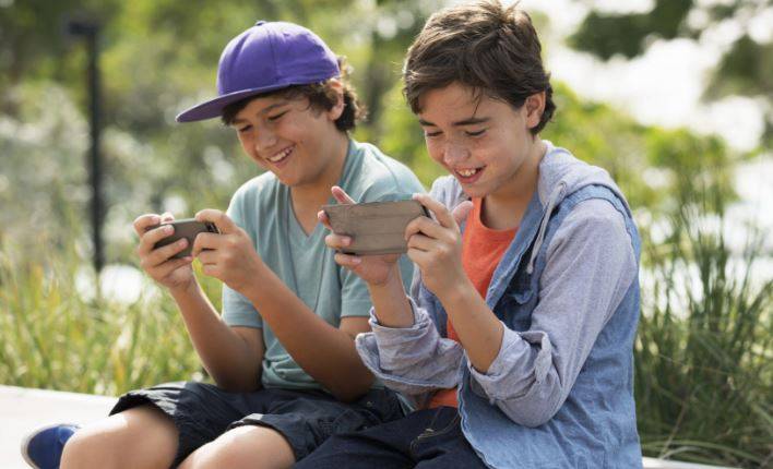 فرانس سکولوں میں بچوں کے سمارٹ فونز استعمال کرنے پر پابندی