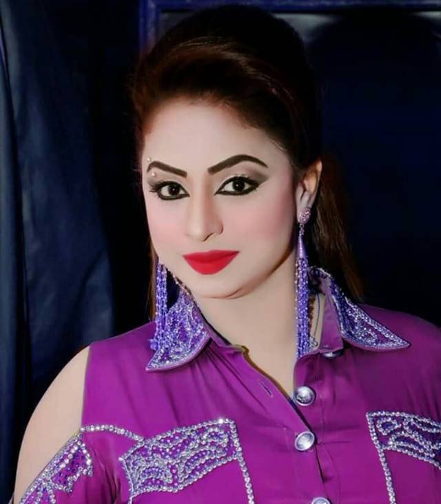 فیصل آباد میں سٹیج اداکارہ ندا چودھری کی گاڑی پر فائرنگ