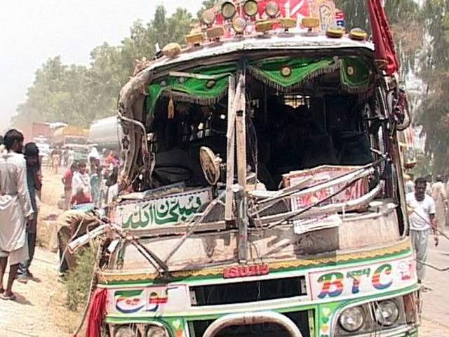 ڈی آئی خان میں سکیورٹی فورسز اور مسافر بس میں تصادم،4 اہلکار جاں بحق،25 زخمی