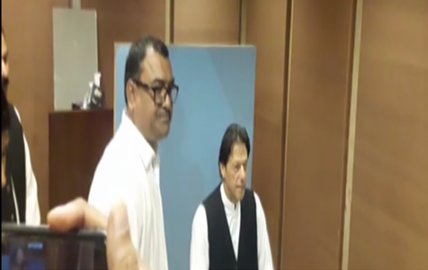 عمران خان کو قومی اسمبلی کے پہلے ہی اجلاس میں ادھار لینا پڑگیا