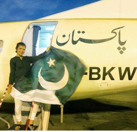 پی آئی اے کے طیارے میں قومی پرچم تھامے غیرملکی خاتون کا رقص ، ویڈیو وائرل