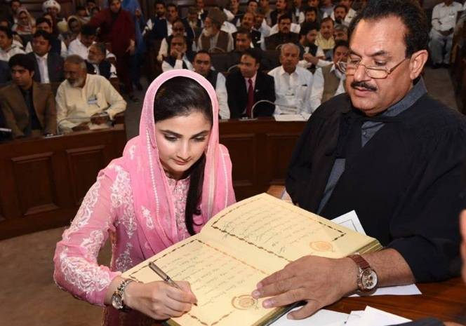 ن لیگ کی25سالہ ثانیہ عاشق ملکی تاریخ کی کم عمرترین ایم پی اے بن گئی 