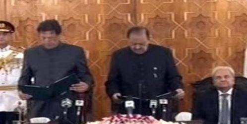 تقریب حلف برداری:عمران خان’روز قیامت ‘کے بجائے ’روز قیادت ‘کہہ گئے