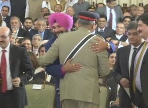 عمران خان کی تقریب حلف برداری،سدھو نے آرمی چیف کو گلے لگالیا