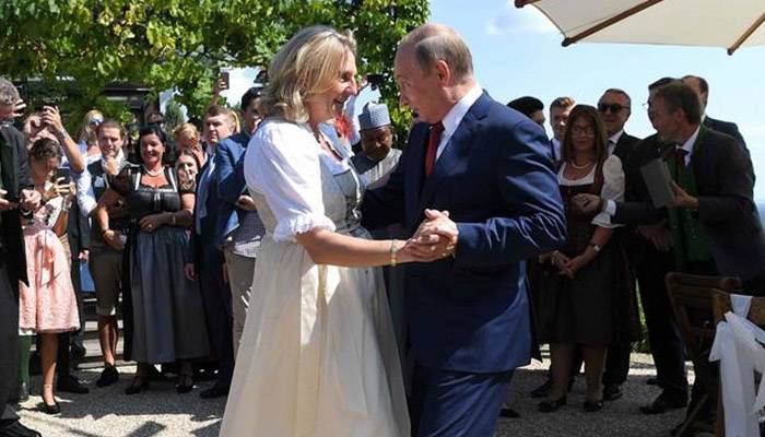 آسٹریا کی وزیر خارجہ کی شادی پر پیوٹن کا رقص