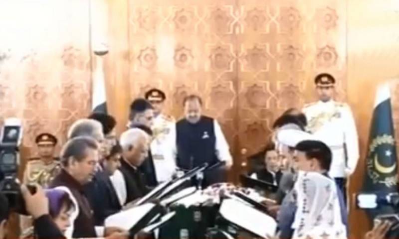 وزیراعظم عمران خان کی کابینہ نے حلف اٹھا لیا