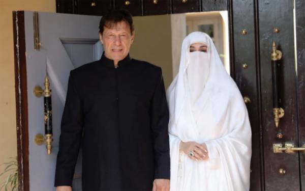 عمران خان کے وزیراعظم بننے کے بعد بشریٰ بی بی کی تازہ تصاویر سامنے آگئیں