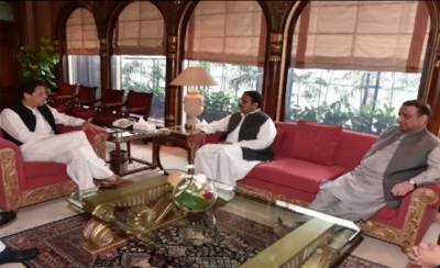 وزیراعظم عمران خان نے پنجاب کابینہ کی حتمی مشاورت کیلئے وزیراعلیٰ پنجاب اور چودھری سرور کو طلب کرلیا