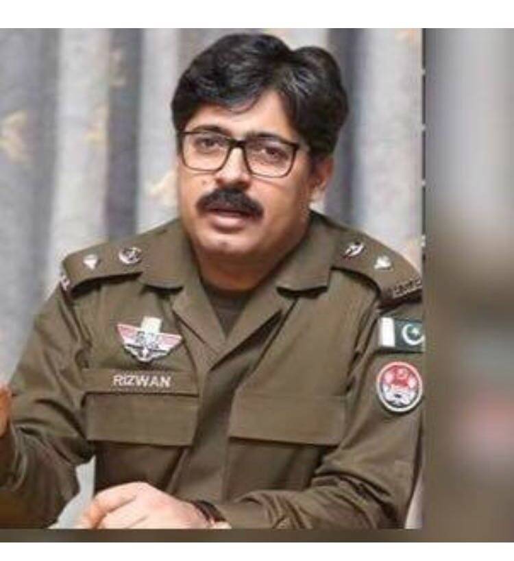 خاتون اول کے سابق شوہر خاور مانیکا کی گاڑی روکنے پر ڈی پی او پاکپتن عہدے سے فارغ