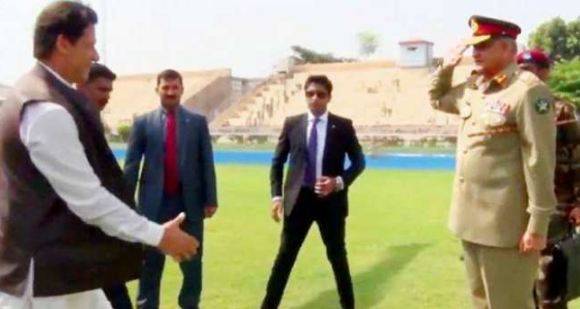 سوشل میڈیا پر جی ایچ کیو میں وزیراعظم عمران خان کو آرمی چیف کے سلیوٹ کے چرچے