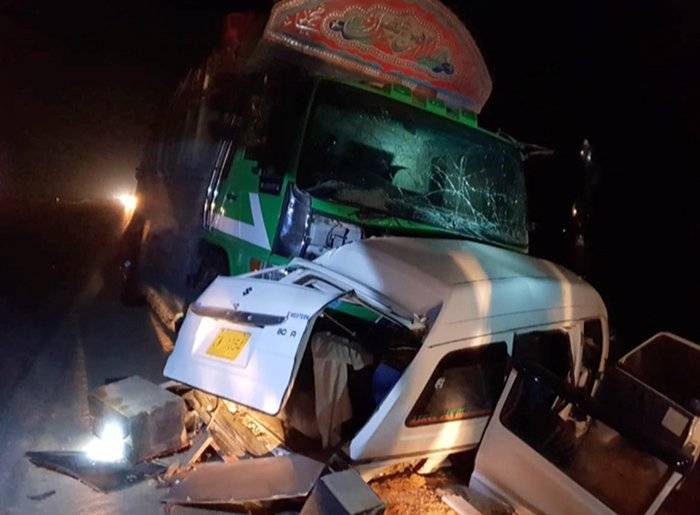  سیہون کے قریب وین اور ٹرک میں تصادم، 8 افراد جاں بحق، 2 زخمی