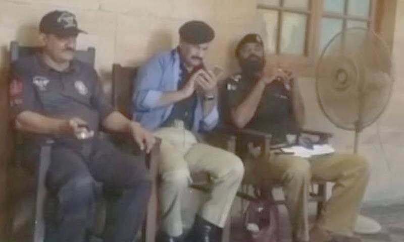 کراچی، وردی درست نہ پہننے پر ایس ایچ او احاطہ عدالت سے گرفتار
