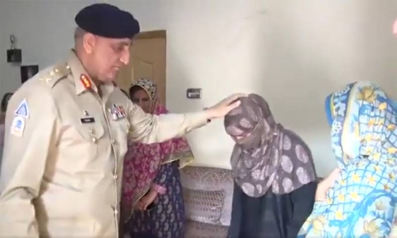  آرمی چیف کی اہلیہ سمیت شہید پولیس سب انسپکٹر کے گھر آمد