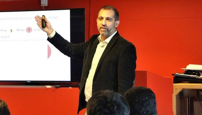  عاطف میاں کے بعد عاصم اعجاز بھی مستعفی