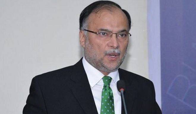  سی پیک کے رول بیک پر حکومت کا ہاتھ پکڑیں گے، احسن اقبال 