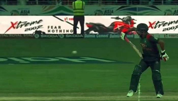 تمیم اقبال نے ایک ہاتھ سے بیٹنگ کر کے مثال قائم کر دی 