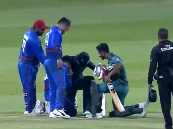 افغان باﺅلر آفتاب عالم پھوٹ پھوٹ کر روپڑے،شعیب ملک کی تسلی ،ویڈیو وائرل