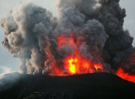 انڈونیشیا میں آتشی پہاڑ میں 2 روز میں 44 دھماکے