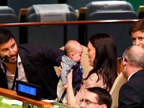 شیر خوار بیٹی کے ہمراہ نیوزی لینڈ کی وزیراعظم کی اقوام متحدہ اجلاس میں شرکت