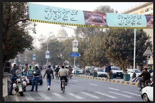 زیبرا کراسنگ کے علاوہ سڑک پار کرنے والوں کا بھی چالان کیا جائے گا، حکومت کا ایک اور بڑا اقدام 