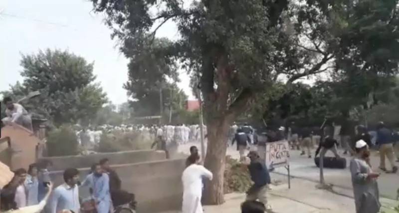 پشاور یونیورسٹی کے طلبا کا فیسوں میں اضافے پراحتجاج، پولیس کا لاٹھی چارج، متعدد زخمی