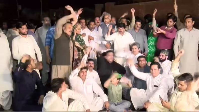شہباز شریف کی گرفتاری ، مسلم لیگ ن کے کارکنان کا نیب آفس کے باہر احتجاج