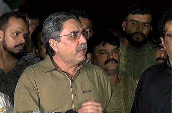 وزیر اعظم عمران خان کی ٹیم میں انتشار پایا جاتا ہے، عامر خان