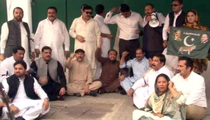 شہباز شریف کی گرفتاری، لیگی اراکین اسمبلی کا پنجاب اسمبلی گیٹ کے سامنے دھرنا