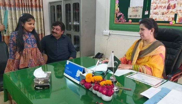 وزیر تعلیم سندھ نے بیٹی کو سرکاری اسکول میں داخل کرا دیا