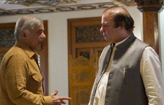 سابق وزیر اعظم نواز شریف کی اپنے بھائی شہباز شریف سے نیب آفس میں خاندان سمیت ملاقات