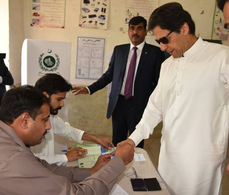 ضمنی انتخابات،وزیراعظم عمران خان نے اپنا ووٹ کاسٹ کردیا
