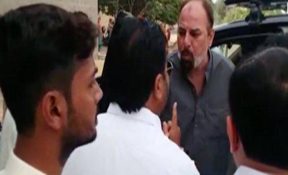 کراچی میں پی ٹی آئی کے ایم این اے اور ایم پی اے آپس میں ہی لڑ پڑے
