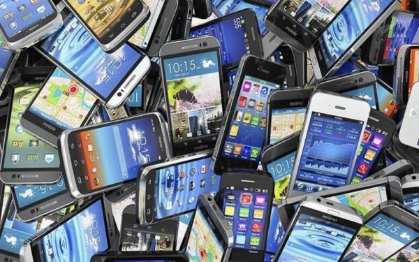 حکومت نے سمگل شدہ موبائل فونز کو بند کرنے کا فیصلہ موخر کر دیا ہے