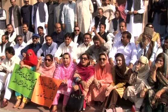 پنجاب اسمبلی میں معطل 6 لیگی ارکان کو روکنے پر اپوزیشن کا دھرنا