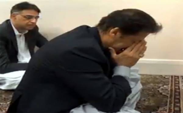 عمران خان دعا کرتے ہوئے کیوں روئے ؟ ویڈیو نے سوشل میڈیا پر تہلکہ مچا دیا، ہر آنکھ نم ہو گئی