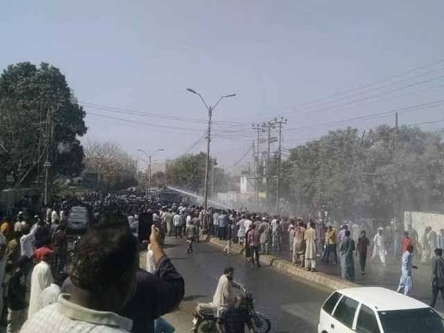 کراچی، پاکستان کوارٹرز خالی کرانے کیلئے پولیس کا ایکشن، متعدد افراد زخمی