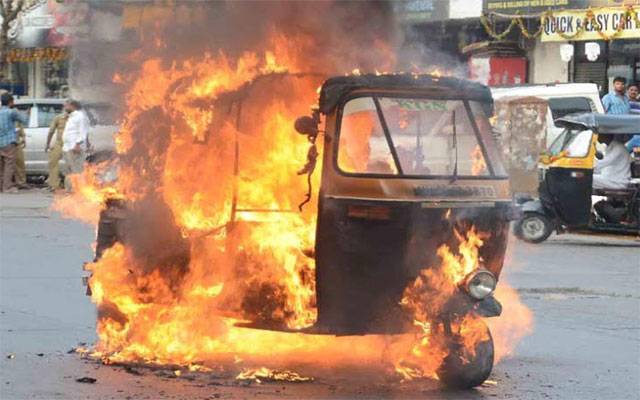 شہر قائد میں رکشہ ڈرائیور سی این جی نہ ملنے پردل برداشتہ، رکشے کو آگ لگا دی