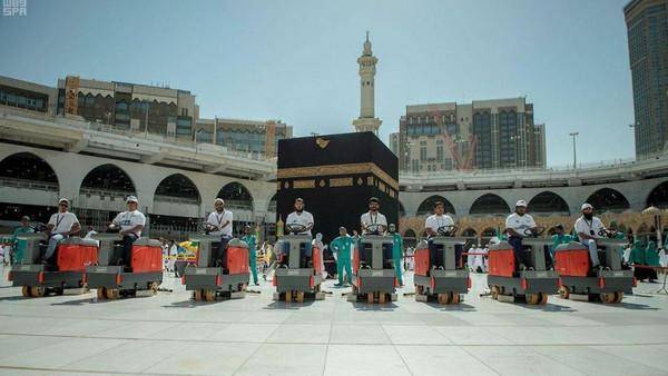مسجد حرام میں سعودی نوجوان صفائی کی ذمہ داری کس طرح انجام دیتے ہیں؟