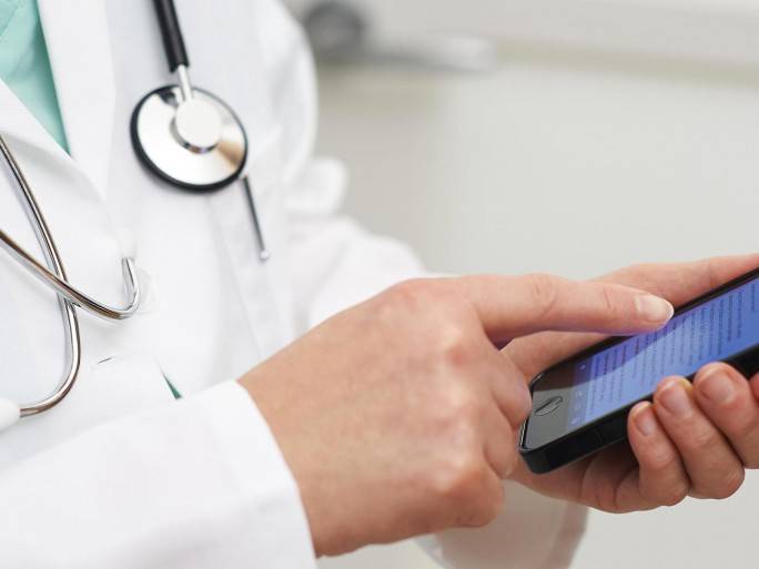 خیبر پختونخوا کے سرکاری ہسپتالوں میں سمارٹ فونز، ٹیبلٹس کے استعمال پر پابندی عائد