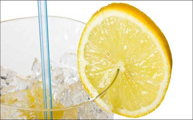 مشروب کے گلاس پر لگا لیموں کا ٹکڑا جراثیم کی آماجگاہ