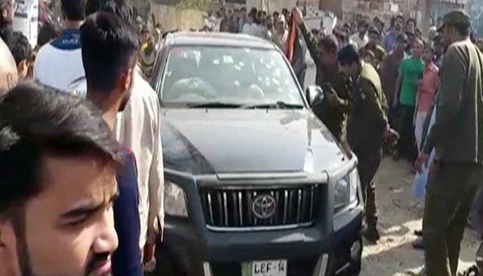 ایس ایچ او تھانہ رنگ محل قاتلانہ حملے میں گن مین اور ڈرائیور سمیت جاں بحق