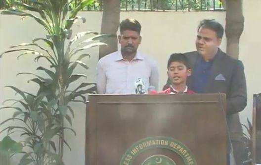کسی کو این آر او نہیں دیں گے، کوئی توقع نہ کرے کہ ہم مقدمات روک لیں گے:فواد چودھری