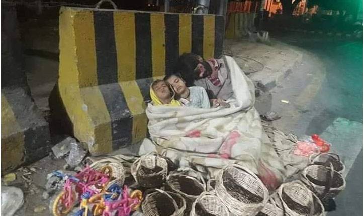 لاہور، مال روڈ کے کنارے سونے والے خاندان کی مالی امداد کر دی گئی