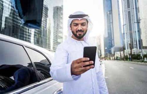 عرب امارات کے 83 فیصد باشندے موبائل فونز استعمال کرتےہیں 