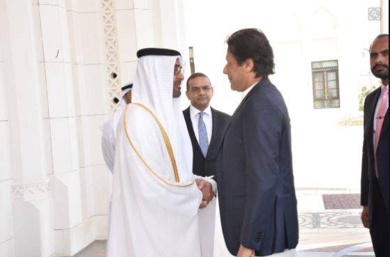 وزیراعظم عمران خان متحدہ عرب امارات پہنچ گئے،آرمی چیف بھی ہمراہ