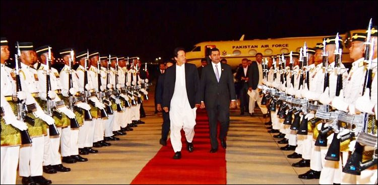 وزیراعظم عمران خان 2 روزہ سرکاری دورے پر ملائیشیا پہنچ گئے