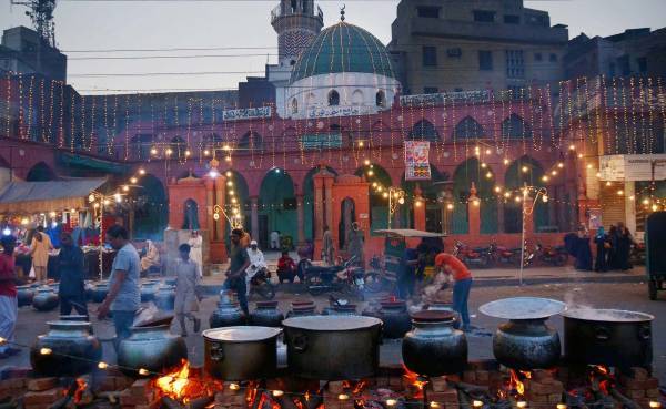 ملک بھر میں جشن عید میلاد النبیﷺ روایتی جوش وجذبے اور مذہبی عقیدت سے منایا جارہاہے