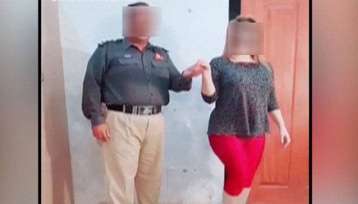 خاتون کیساتھ رقص کی ویڈیو وائرل ہونے پر پولیس انسپکٹر معطل