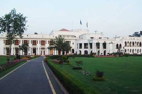 گورنر ہاؤس لاہور کی دیواریں گرانے اور جنگلے اتارنے کا عمل شروع