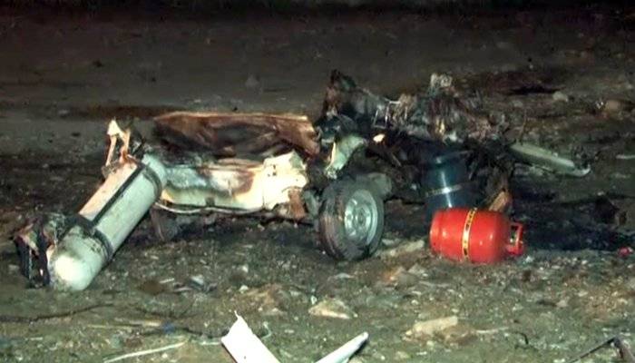 کراچی، ڈیفنس میں خالی پلاٹ میں کھڑی گاڑی میں دیسی ساختہ بم دھماکا
